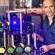 El profesor Jeff Steinhauer junto a la instalación utilizada para crear agujeros negros de sonido. Foto: Technion